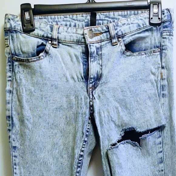 DIVIDED BY H&M DISTRESSED/RIPPED SKINNY LEG FADED DENIM BLUE JEANS LIGHT WASH 8 - Picture 3 of 12